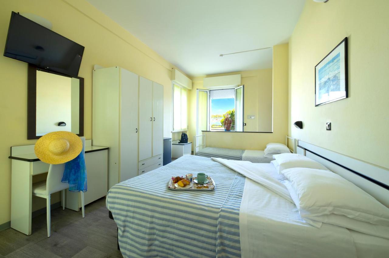 Hotel Baltic Cesenatico Exterior photo