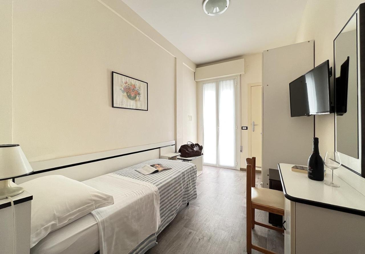Hotel Baltic Cesenatico Exterior photo
