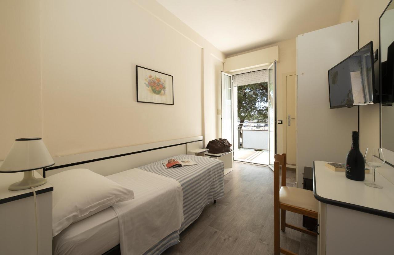 Hotel Baltic Cesenatico Exterior photo